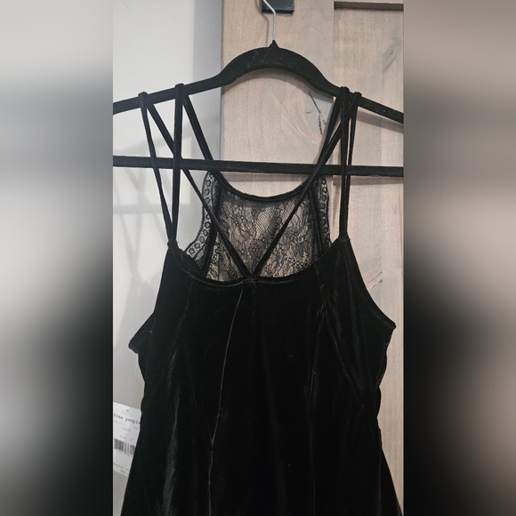 FREE PEOPLE Ellie Black velvet/lace top. Size M NWT - Picture 7 of 11
